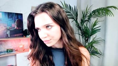 NaomiSiren's steamy striptease & oil-show with her favorite toys