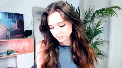 NaomiSiren's steamy striptease & oil-show with her favorite toys