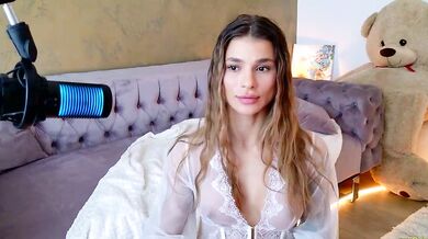 Lenna_Godess gets naked and shows off her toned body in stunning video