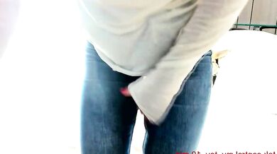 Watch Carolinaherera's stunning curves and captivating rear in this steamy nude leak video!