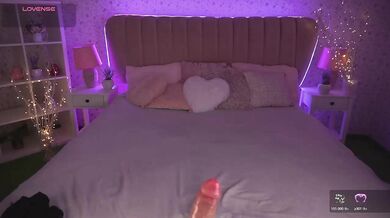 WildLora - Porn Video [Bongacams]: stunning décolletage, captivating content creator, beautiful derriere