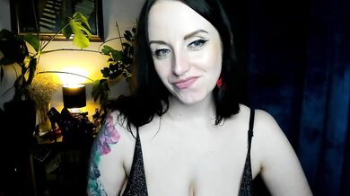 mistressLeila - Porn Video [Cam4]: lively cam slut, lovely muse, curvaceous beauty