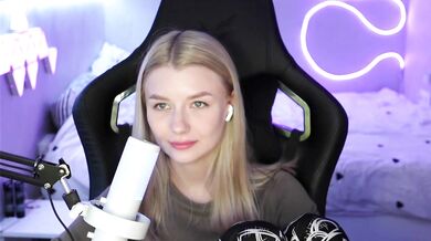 fiksikBoom - Porn Video [Bongacams]: naked behind, perky assets, charming host