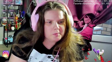 alicepussy - Porn Video [Bongacams]: elegant siren, popular internet personality, quick flirt session