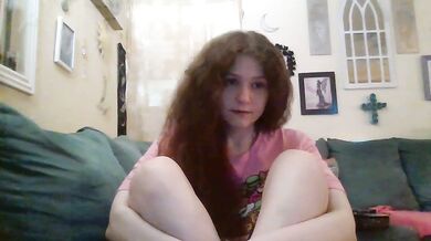 QueenCrimson - Porn Video [Cam4]: live interaction, playful and wet stream, stunning physique