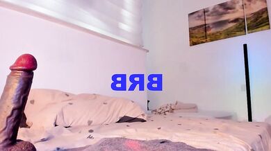 Itsbellax captures you with her tantalizing booty and captivating smile in this hot cam video