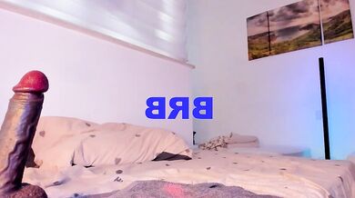 Itsbellax captures you with her tantalizing booty and captivating smile in this hot cam video