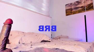 Itsbellax captures you with her tantalizing booty and captivating smile in this hot cam video