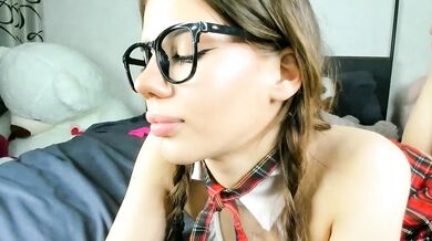 Dolly_ll, the white-teens cam girl, twerks & gets a facial after getting fingered