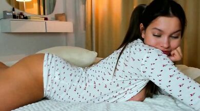 Honeybae3's stunning curves and breath-taking view of multi-goal action live on camera