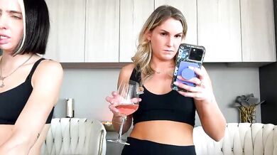 Gracie Mae's hot stream - Vibrant babe in a sexy lingerie is getting wet and wild