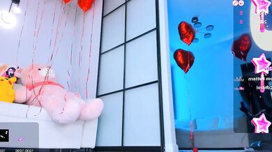 Watch jou_gun's erotic stripper moves in this hot video of a goddess with a big butt getting frisky