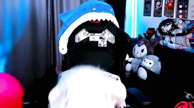 Lovely chested babe satisfies her hunger with a wild ride on cam