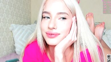 Katebremar's tantalizing curves get wet & wild with sensual anticipation