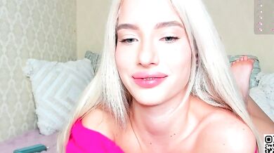 Katebremar's tantalizing curves get wet & wild with sensual anticipation