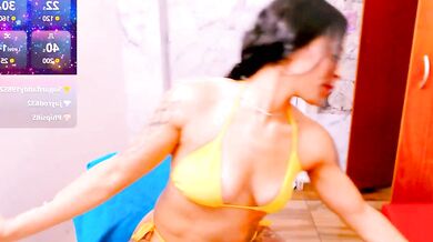 Kimberly_999's petite-young body squirts while she records herself topless in public