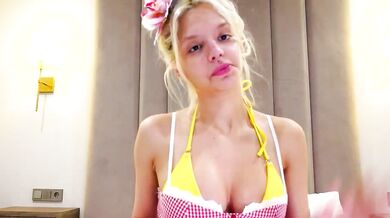 Watch lesi_moonie's first time in the wild: Cleavage, Dick, and Graceful curves!