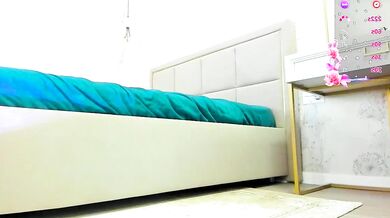 Your_bunnygirl's Luscious assets will make you drool in lust - Cam Girl's Luscious rear & Cleavage