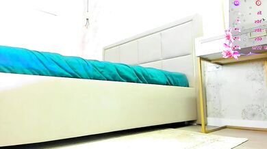 Your_bunnygirl's Luscious assets will make you drool in lust - Cam Girl's Luscious rear & Cleavage