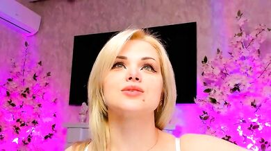 Watch Jessiccaburns' stunning orbs in perfect positions on webcam