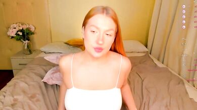 Hollyylee gives a sensual handjob and gets her hungry body satisfied