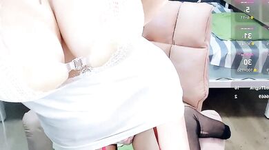 Watch Lei-er's hairy-blondes squirt as she plays with young, topless Asian yoga with her BBW friends