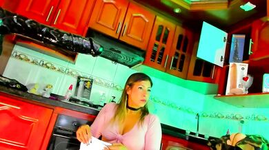 Watch LaureenHills give a steamy foot-fetish-mature blowjob & anal with dildo and vibrator