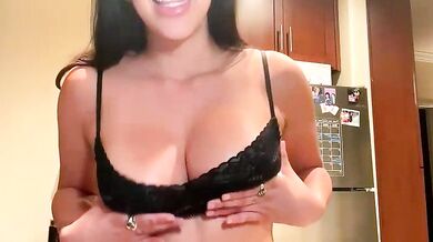 Luxcher22's captivating stream: a belle with a great attitude & a sexy body