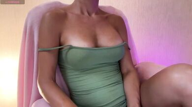 SEX-wife - Porn Video [Bongacams]: mesmerizing hips, elegant rear, strip