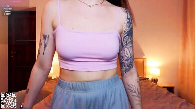 FannyDrewett - Porn Video [Cam4]: video capture, popular internet personality, stunning décolletage