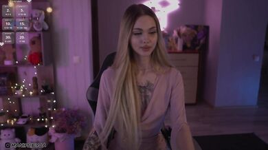 ManiFreyja - Porn Video [Bongacams]: stunning décolletage, dynamic broadcaster, charming streamer
